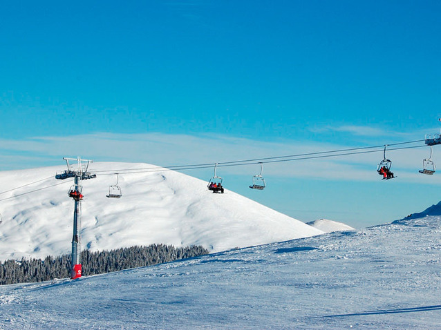 Situaţie de film în Bistriţa: Autorităţile locale alocă încă 1,75 milioane de lei pentru o pârtie de ski folosită doar 10 zile în ultimii doi ani
