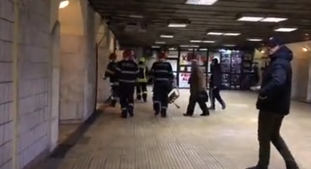 BREAKING NEWS: O persoană a fost lovită de metrou, în galeria subterană din staţia Piaţa Romană/ UPDATE: Persoana lovită de metrou a murit. Staţiile de metrou Piaţa Romană şi Piaţa Victoriei sunt închise