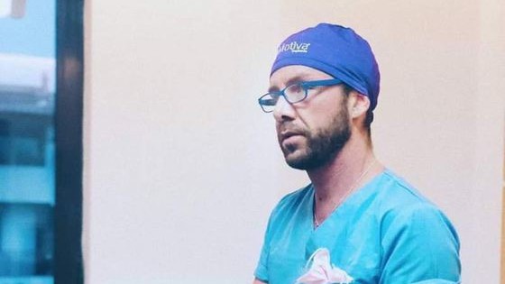 Falsul chirurg italian, Matteo Politi, acuzat că a operat în mai multe clinici private din Bucureşti, a fost adus la parchet pentru audieri 