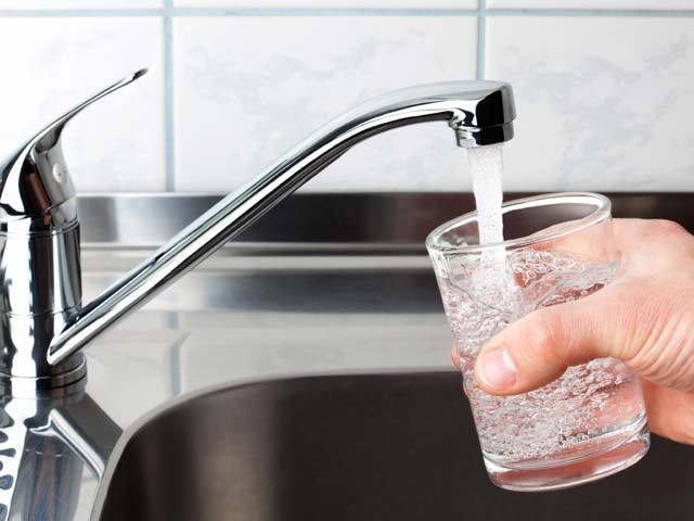 Interdicţie de consum a apei de la robinet în Ploieşti. DSP informează că apa nu e bună pentru băut, gătit sau spălat