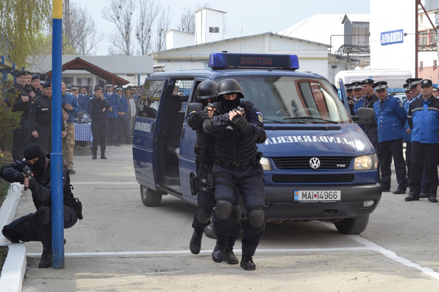 Razie a Poliţiei Capitalei în Târgul Vitan: Amenzi de aproape 100.000 de lei şi marfă confiscată