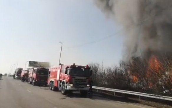 Incendiu de proporţii la un depozit Remat din apropierea Bucureştiului: Norii de fum se îndreaptă spre Capitală. Bucureştenii sunt sfătuiţi să nu iasă din case 