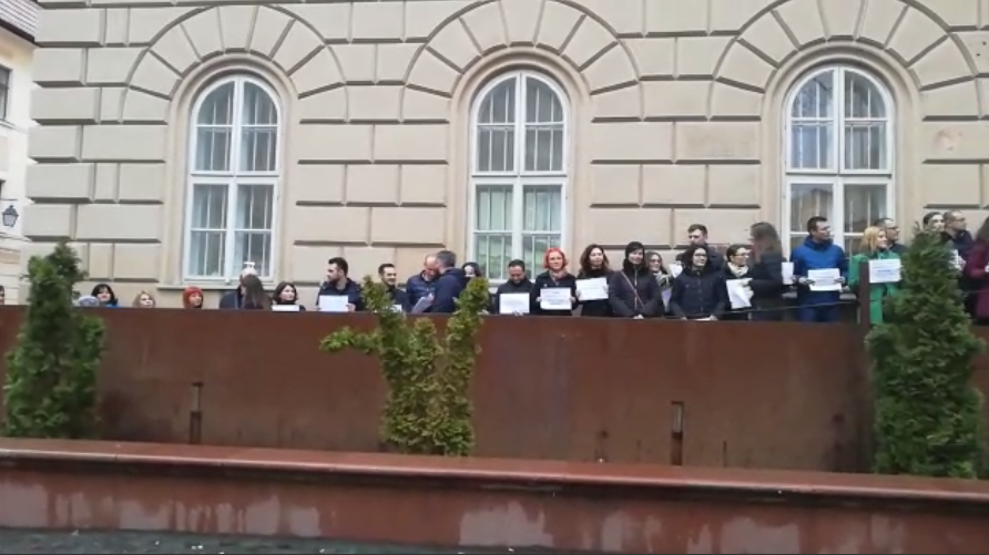 Magistraţii protestează faţă de OUG pe justiţie: Sute de procurori şi judecători protestează vineri pe scările Palatului Justiţiei din Capitală
