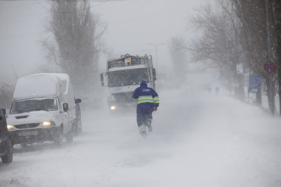 Circulaţie în condiţii de iarnă într-un judeţ din România, în mijlocul lunii martie, din cauza ninsorii 