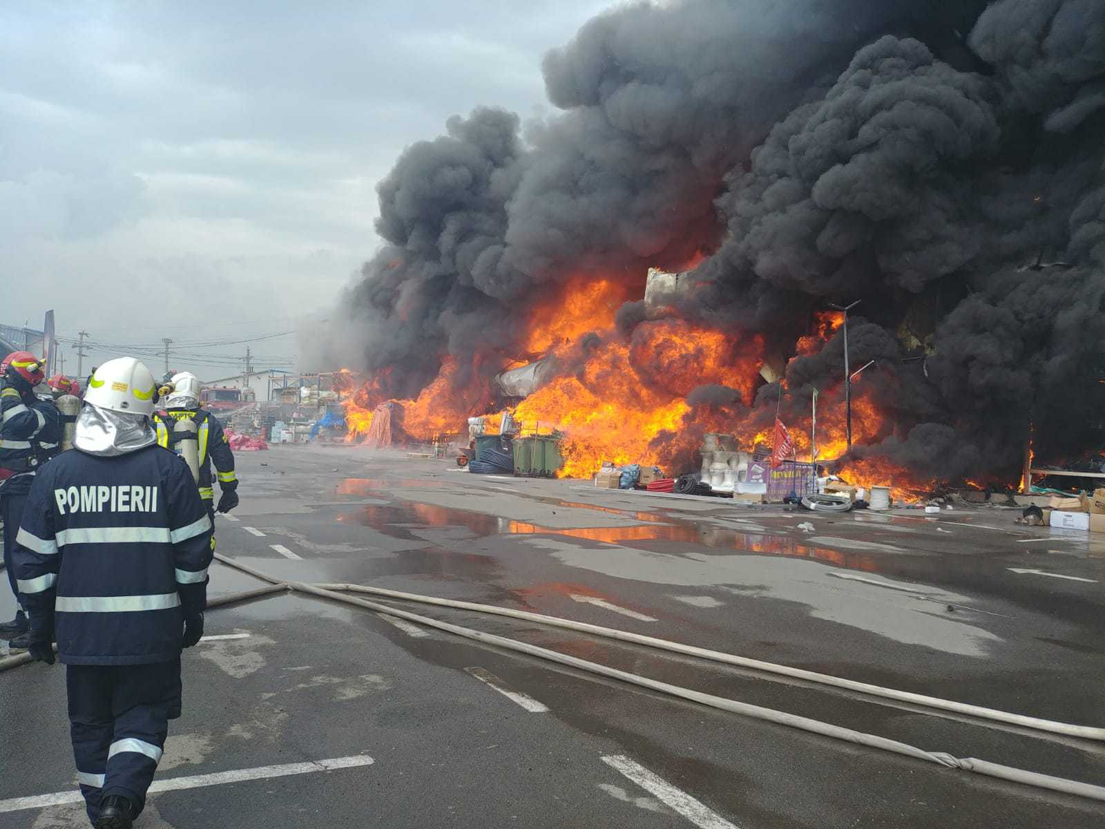 Incendiu puternic la un centru comercial de lângă Bucureşti. Pompierii intervin de urgenţă 30 autospeciale. Românii au fost avertizaţi prin Ro-Alert să evite zona 