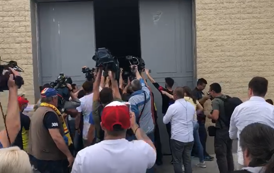 BREAKING. Maşina de poliţie în care se află liderul PSD Liviu Dragnea a ajuns la Penitenciarul Rahova. VIDEO