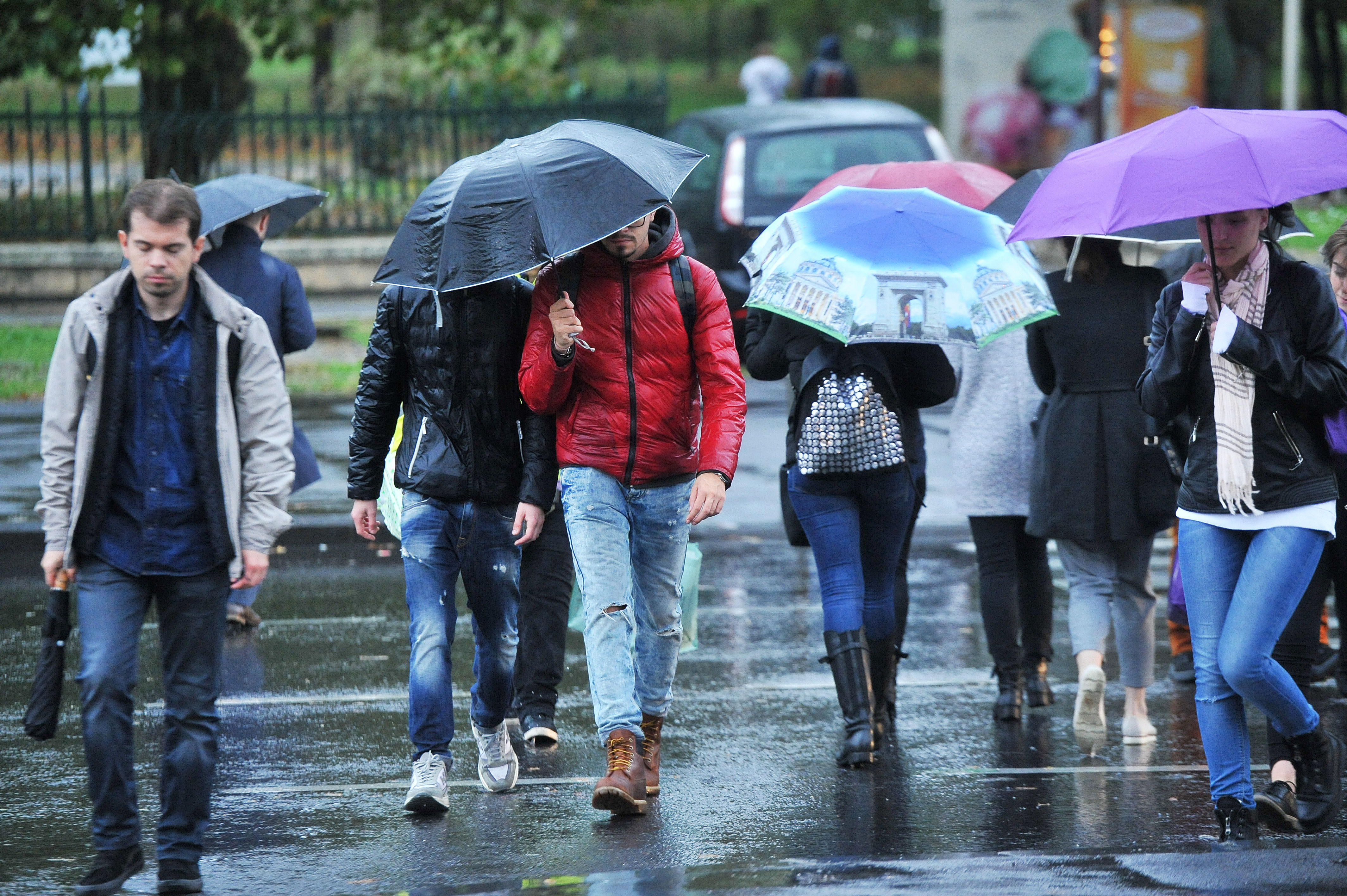 Prognoză specială pentru Capitală: Ploi torenţiale şi vijelii până marţi dimineaţa