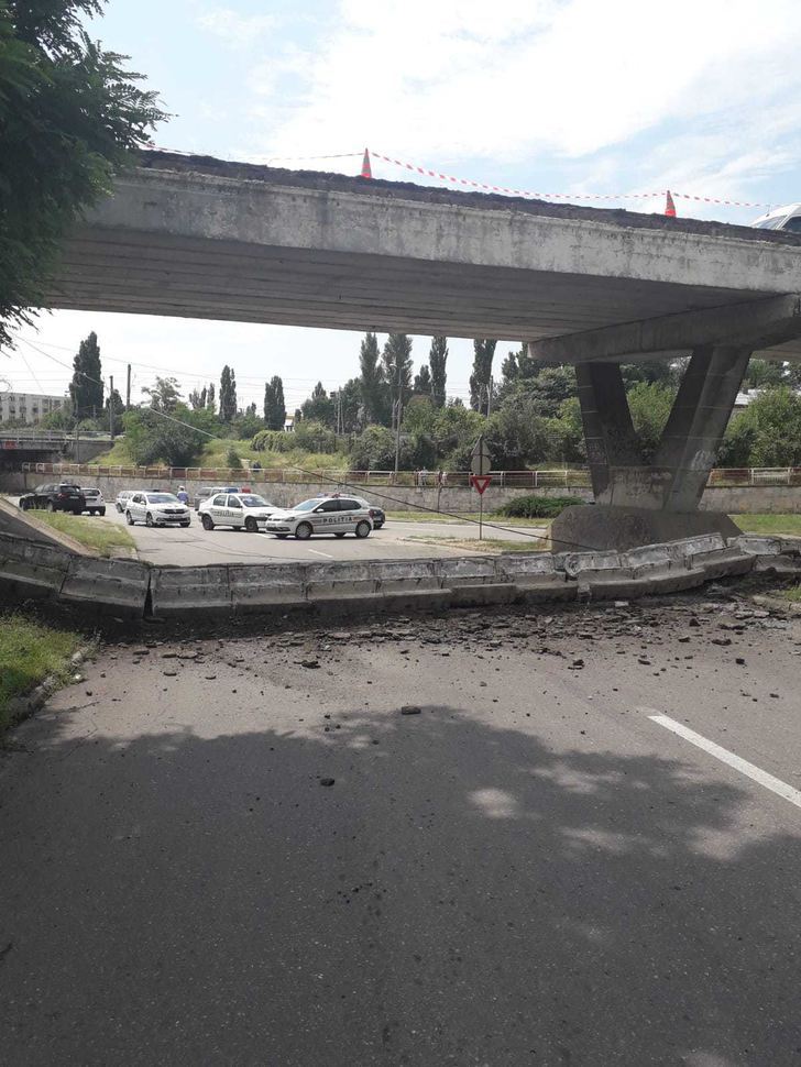 Pericol pe şosele: Balustrada unui pod s-a prăbuşit peste şosea, la ieşirea din Buzău spre Brăila. Construcţia a fost expertizată anul trecut