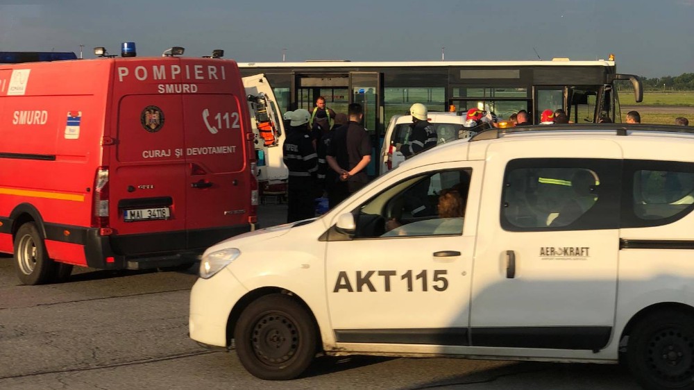 Accident între un autobuz şi un microbuz pe platforma Aeroportului Henri Coandă. Patru persoane au fost rănite 