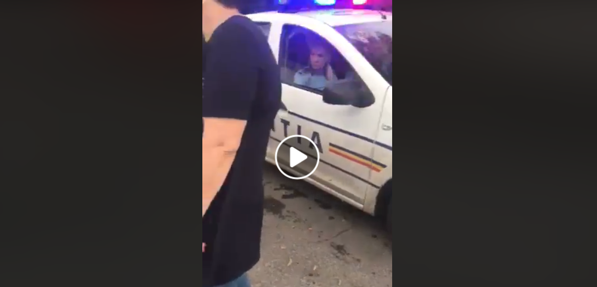 Imagini cutremurătoare la Galaţi: Doi poliţişti se uită pasiv şi nu coboară din maşină pentru a ajuta o fată plină de sânge