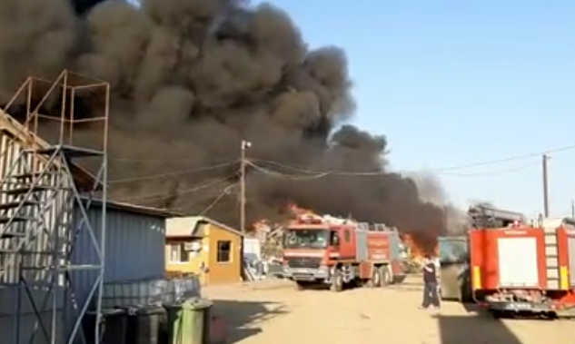 Incendiu puternic la un depozit de materiale reciclabile, la ieşirea din Buzău: Sute de persoane au fost evacuate