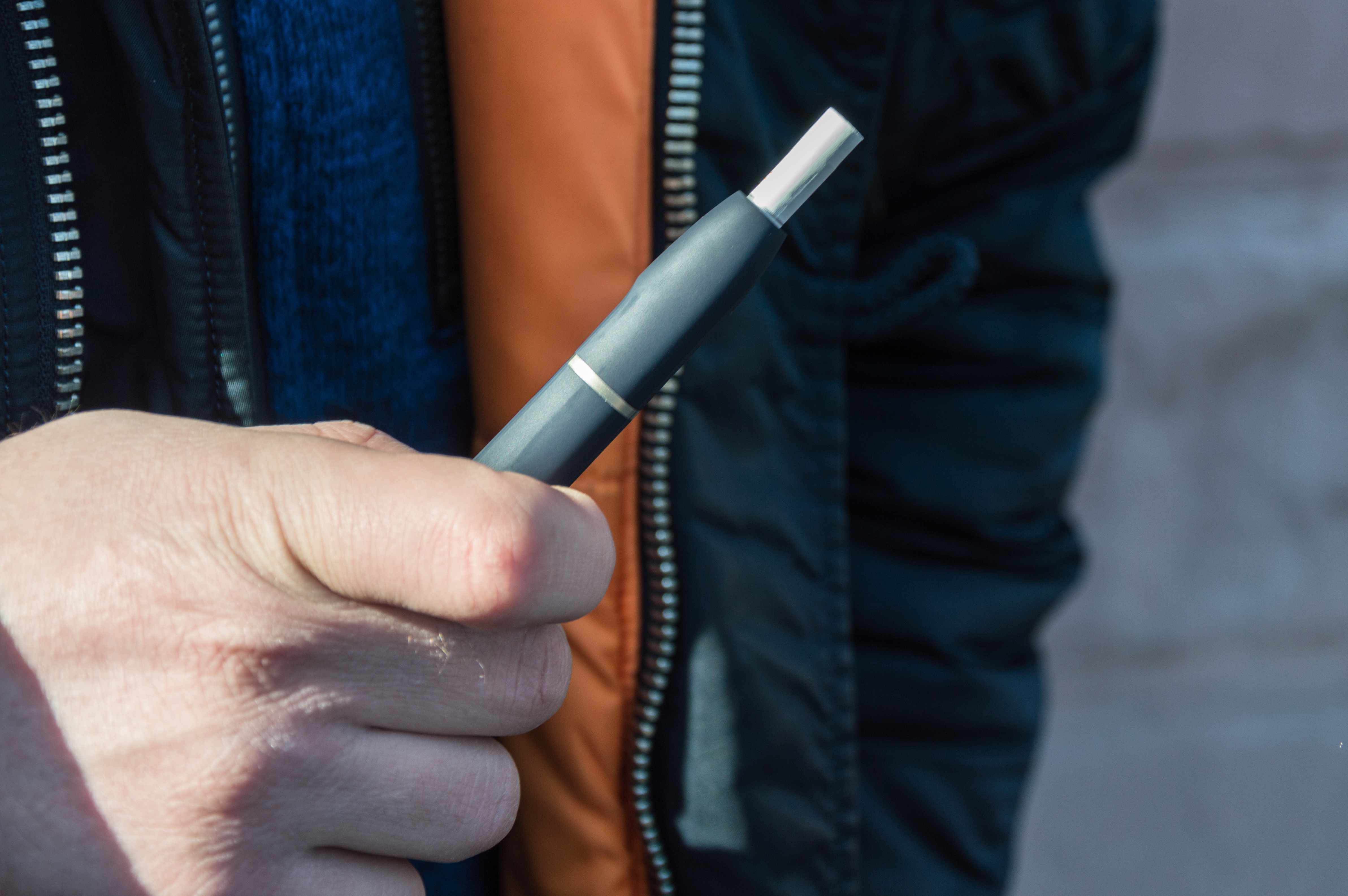 Ministerul Sănătăţii iese la atac împotriva fumatului de tutun încălzit şi vrea să limiteze publicitatea pentru aceste dispozitive