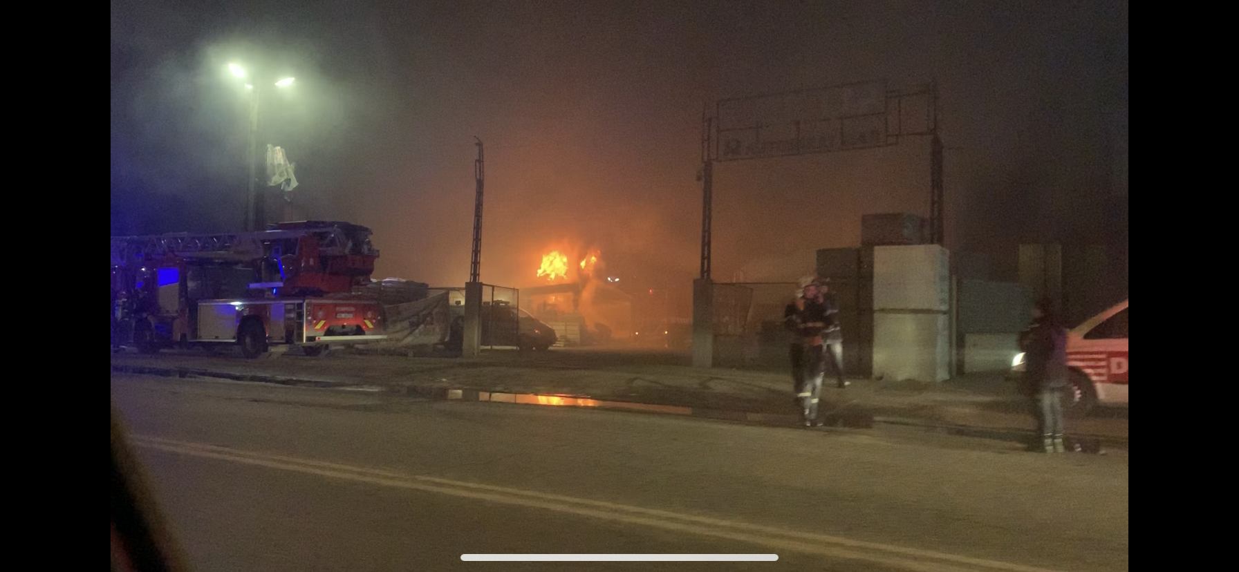 Incendiu la un depozit de pe Şoseaua Fundeni din Capitală. Sunt degajări mari de fum. Locuitorii din zonă au primit de la ISU mesaj Ro Alert