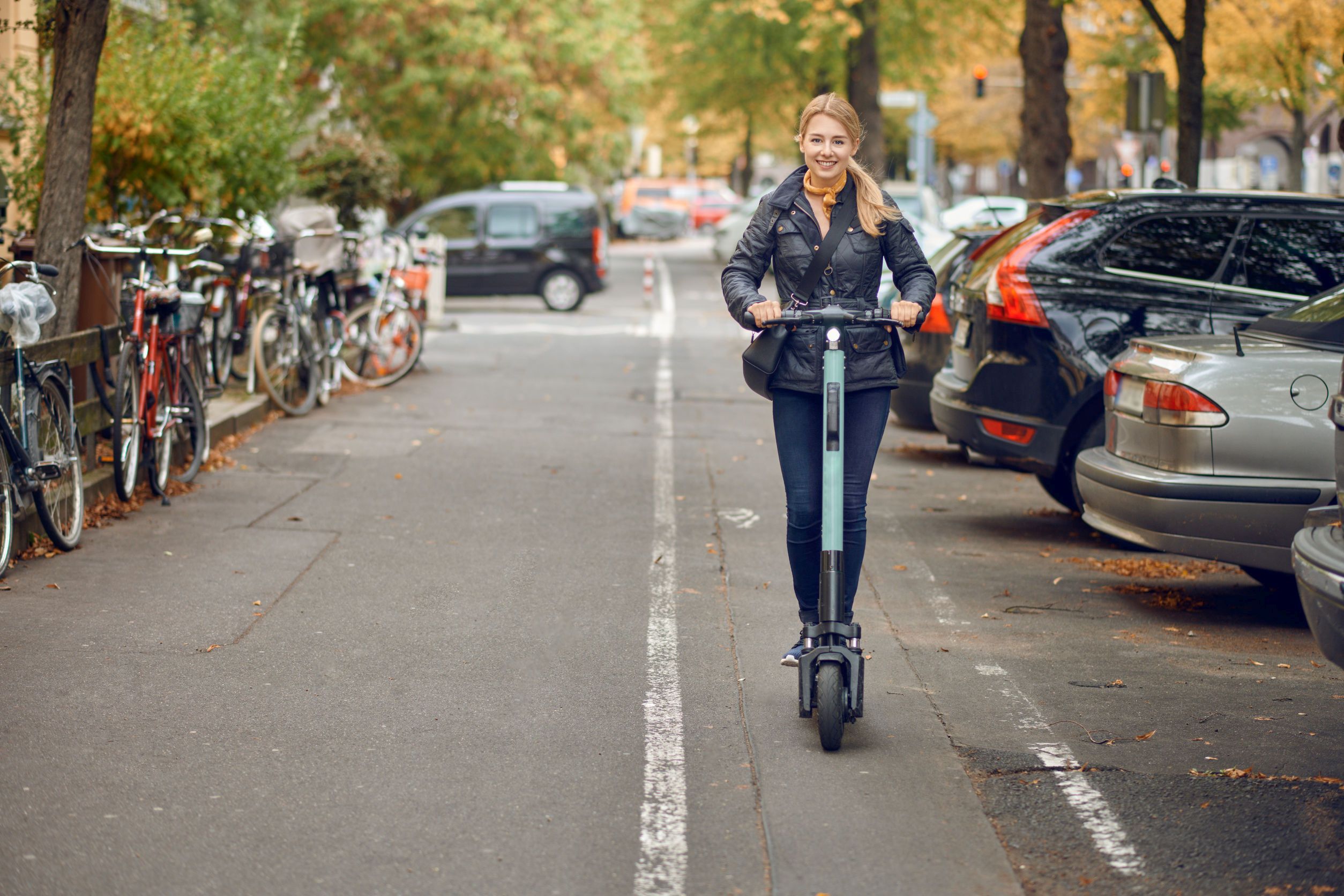 Aviz iubitorilor de trotinete electrice: MAI a lansat un proiect ce prevede ca aceste vehicule electrice vor fi conduse numai pe pista pentru biciclete, de către pesoane care au minimum 14 ani