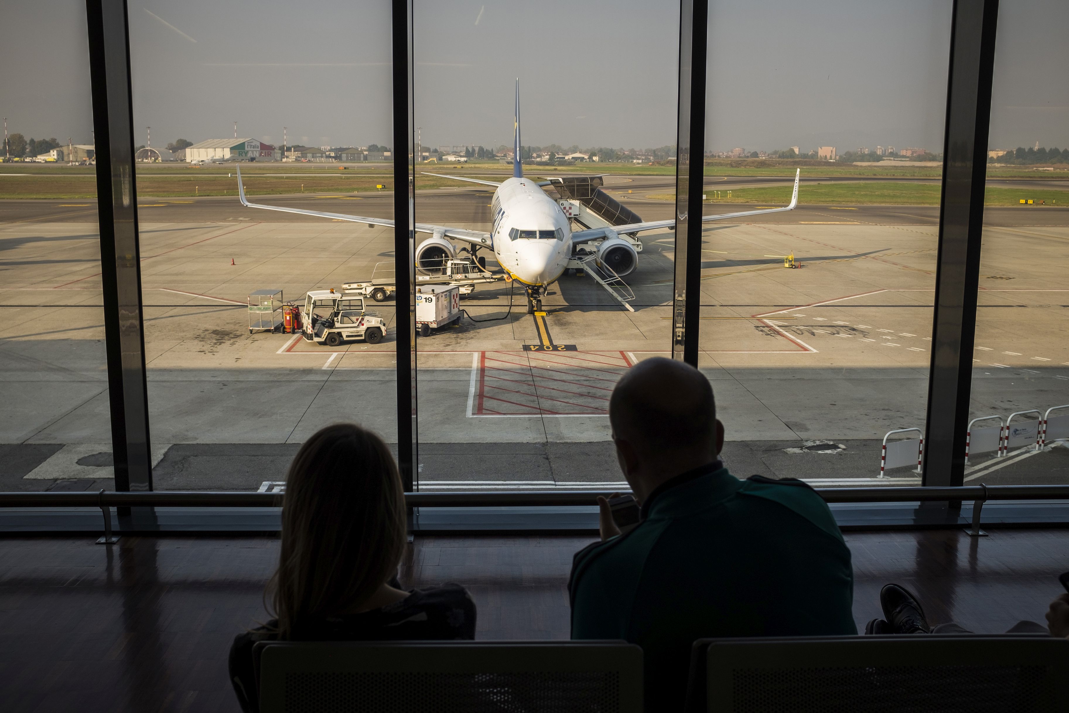 Autorităţile române iau în calcul limitarea curselor aeriene din cauza răspândirii COVID-19 