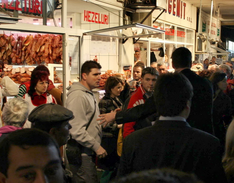 Sute de persoane au mers vineri în Piaţa Obor din Bucureşti pentru a cumpăra alimente, fără să păstreze regulile distanţării sociale. Ce au făcut jandarmii 