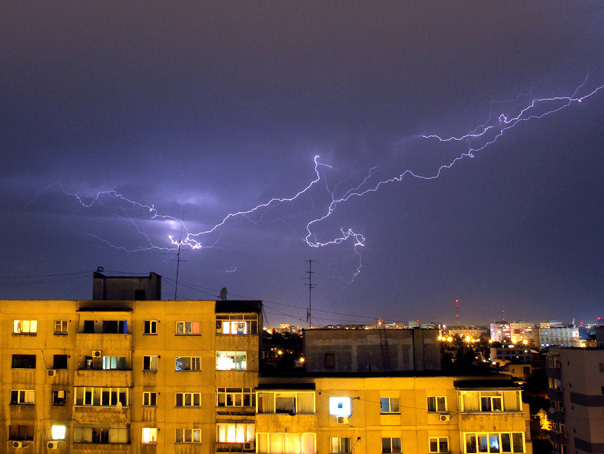 Cum va fi vremea în Bucureşti. ANM: Ploi torenţiale, posibil vijelii şi grindină, până sâmbătă dimineaţa