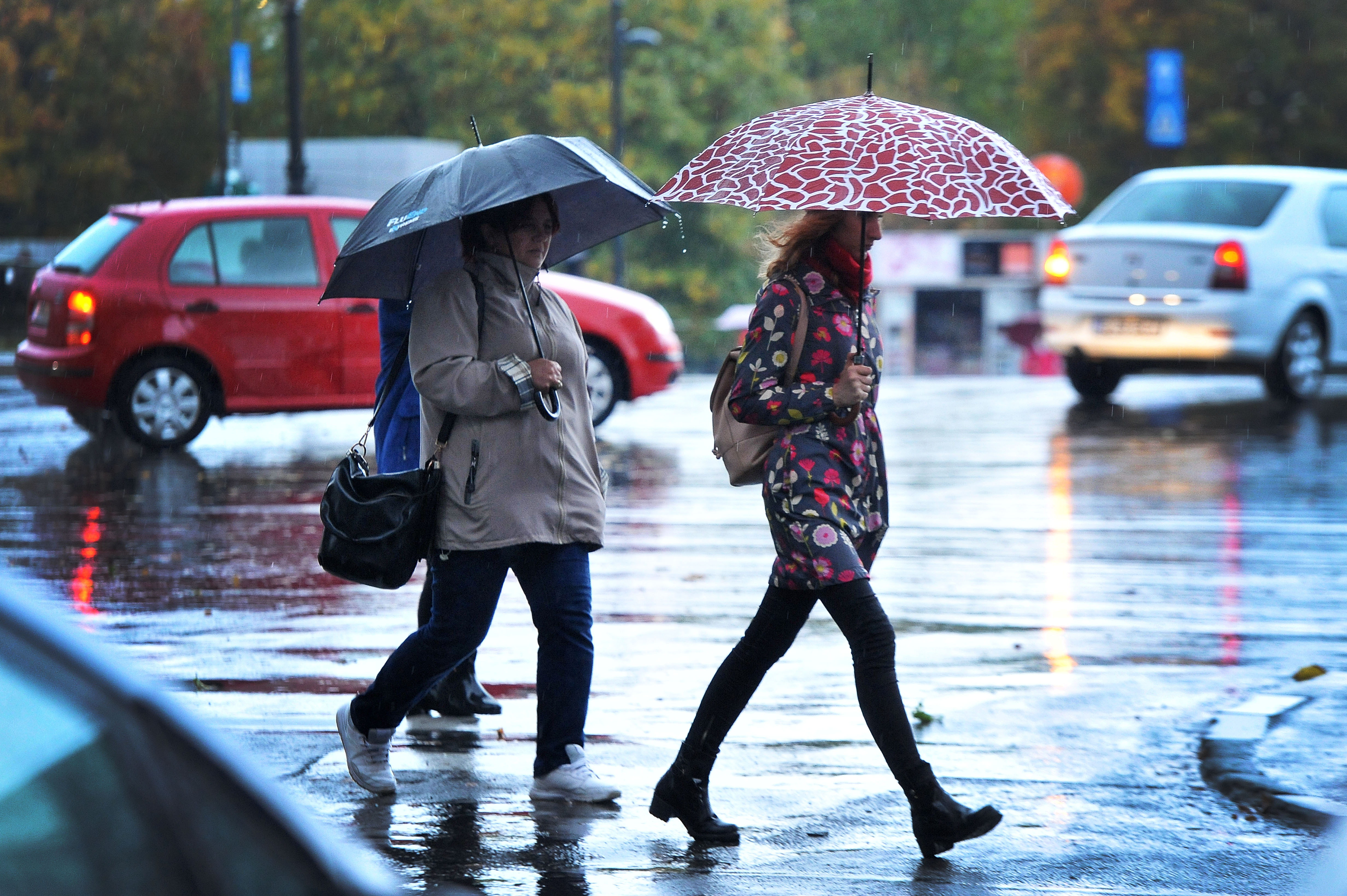 Bucureştiul nu scapă de vremea rea. ANM: Ploi torenţiale, vijelii şi grindină, prognozate pentru weekend, în Capitală