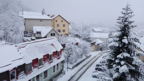 Peste o mie de turişti încântaţi de ninsoare s-au grăbit pe pârtia din staţiunea Rânca