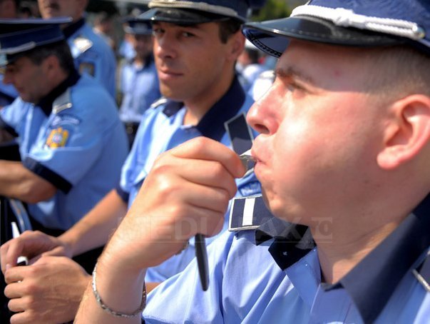 Poliţiştii protestează din nou. Oamenii legi au aruncat cu fumigene în faţa Ministerului Apărării Naţionale