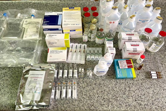 O poză cât o mie de cuvinte: Imagine impresionantă cu medicamentele pe o zi pentru un bolnav de COVID la terapia intensivă 