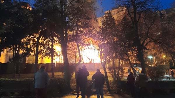 Incendiu puternic în Bucureşti: una dintre cele mai cunoscute biserici a luat foc. Flăcări mari ieşeau din curtea bisericii. Galerie FOTO 