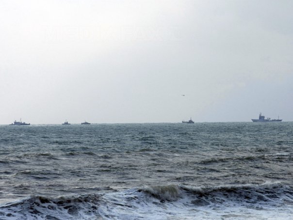 O echipă de scafandri din cadrul Forţelor Navale Române distruge o mină marină în Eforie