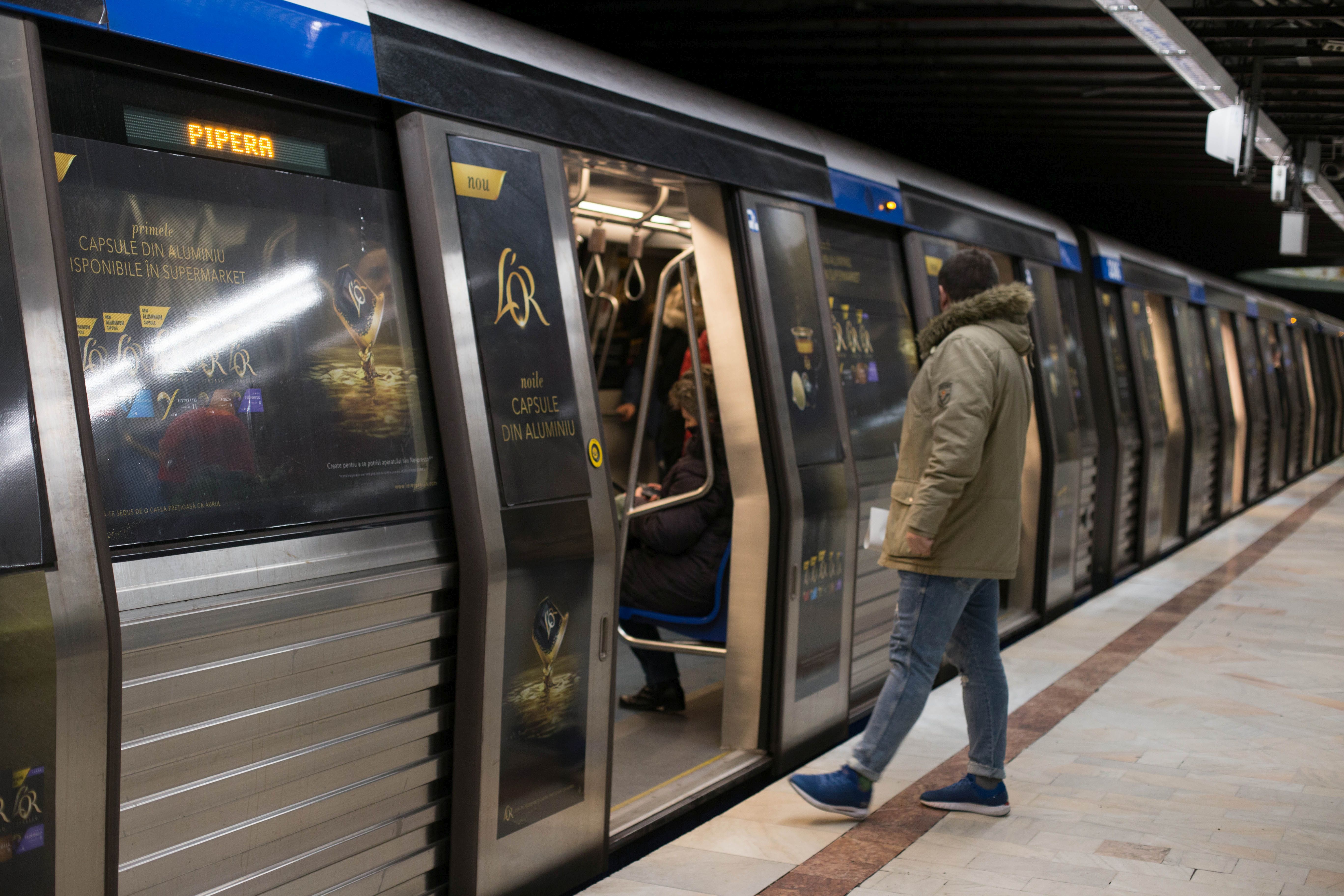 Vin studenţii: Metrorex suplimentează numărul de trenuri începând de luni 