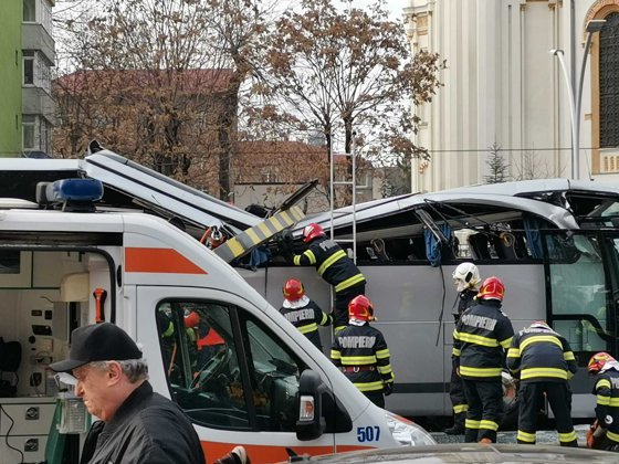 Dezastrul renovării Pasajului Unirii continuă: Vineri la prânz, un autocar cu 47 de turişti din Grecia, majoritatea copii şi tineri, s-a lovit de intrare, îndoindu-se de la mijloc. Doi turişti sunt în stare gravă