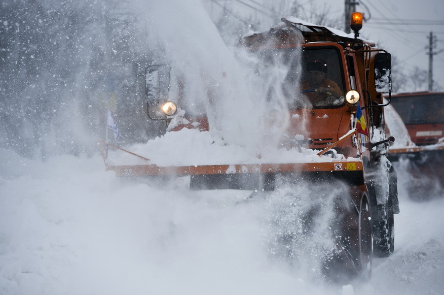 Zăpada a îngheţat pe Transalpina. Drumarii au intervenit de urgenţă