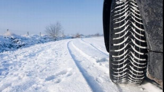 Maşini blocate în zăpadă din cauza lipsei anvelopelor de iarnă