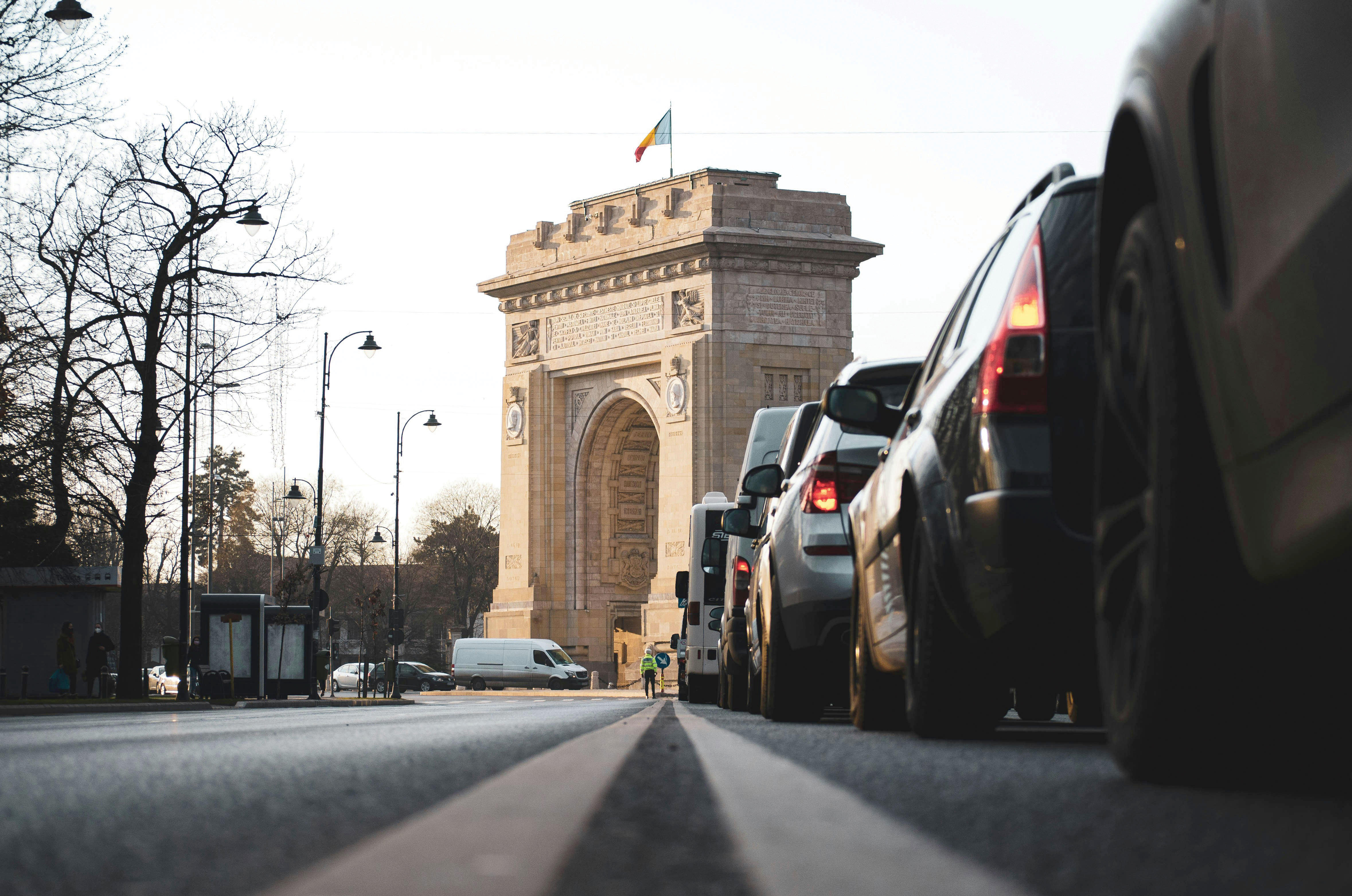 Aproape 2,9 milioane de maşini sufocă Bucureştiul şi...