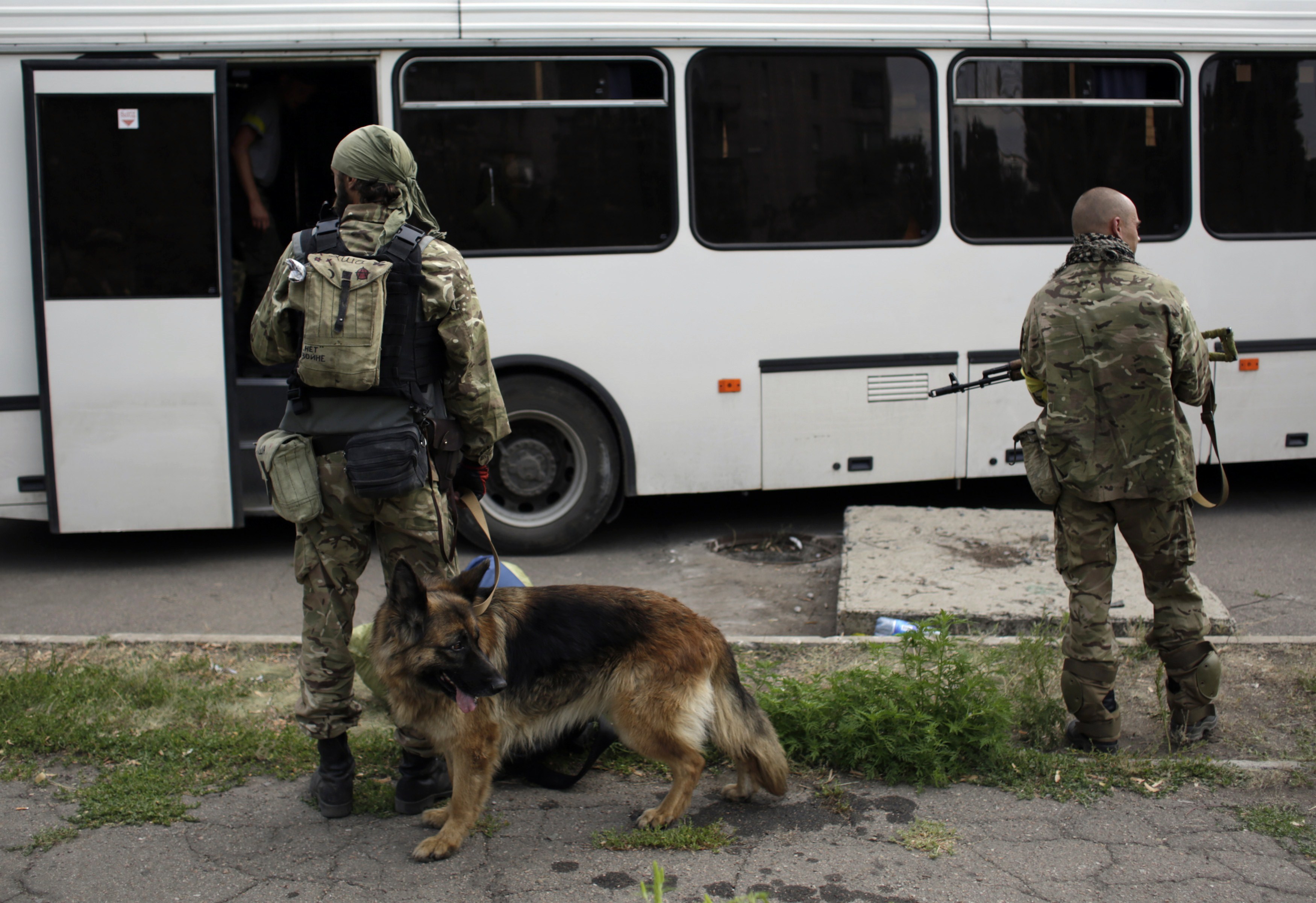 Locuitorii din Doneţk şi Lugansk sunt sfătuiţi să părăsească oraşele din cauza unui posibil asalt împotriva separatiştilor 
