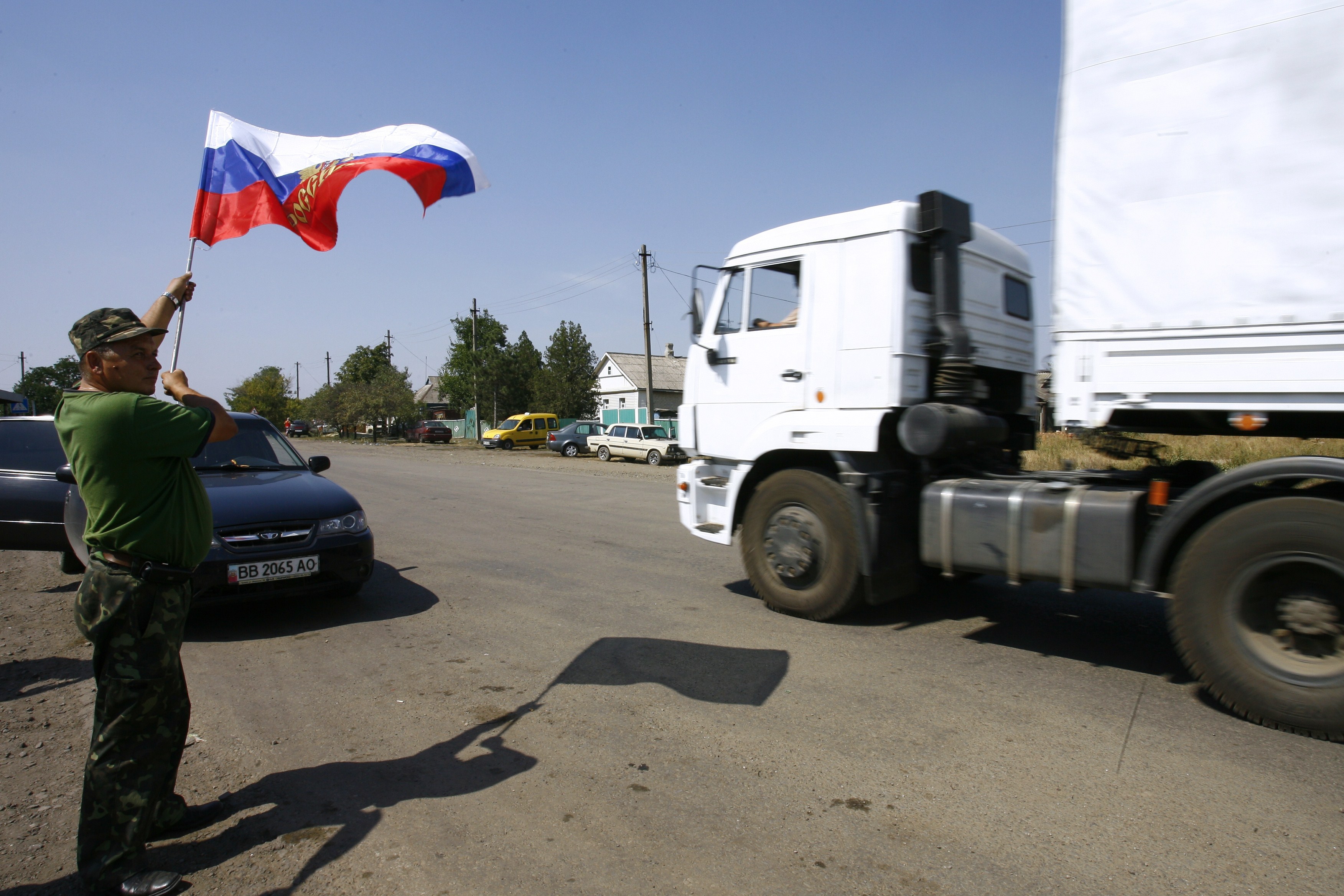 La ce riscuri se expune Rusia intrând cu convoiul umanitar pe teritoriul Ucrainei
