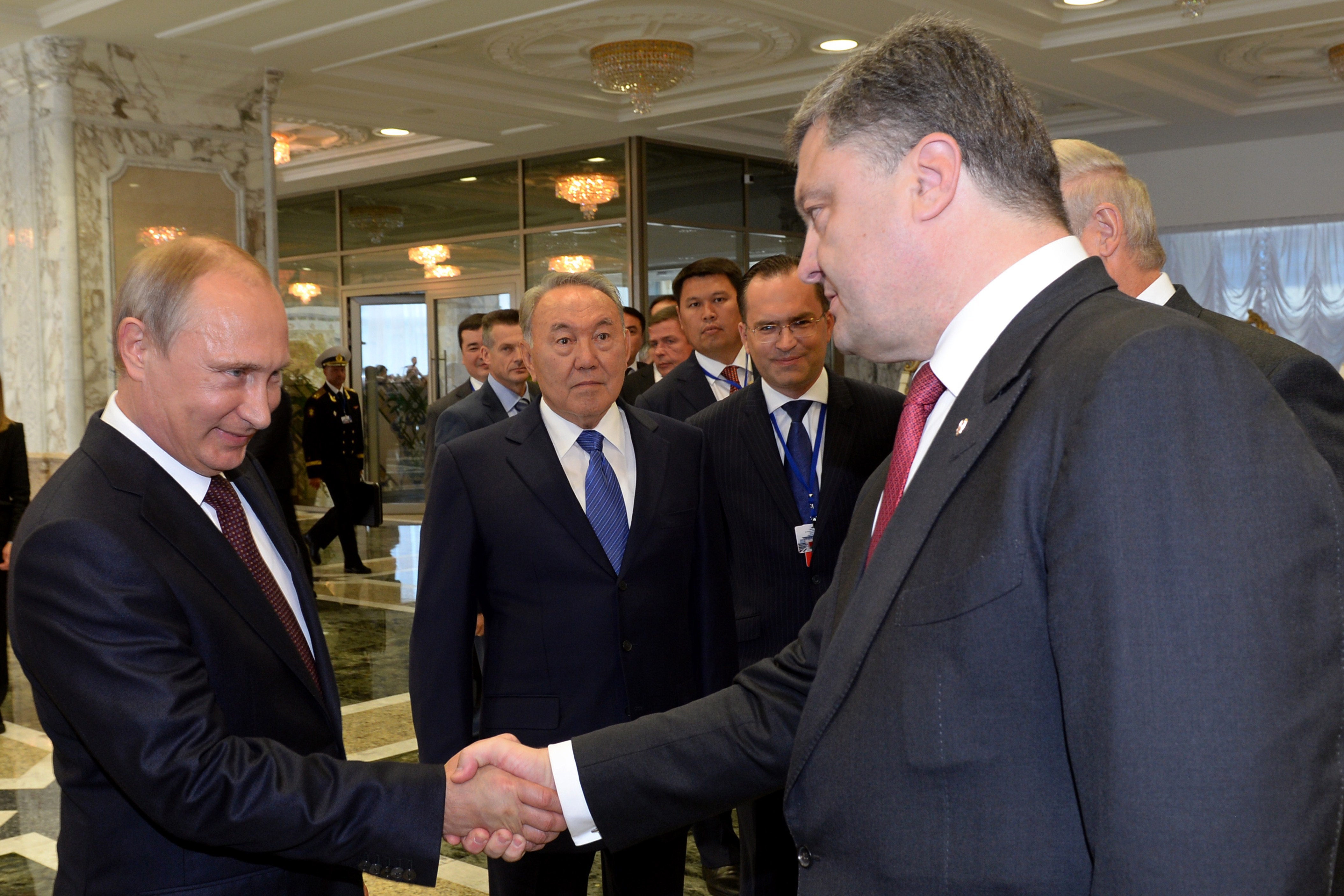 Putin şi Poroşenko au convenit că ajutorul umanitar rus va fi trimis în Ucraina pe cale feroviară