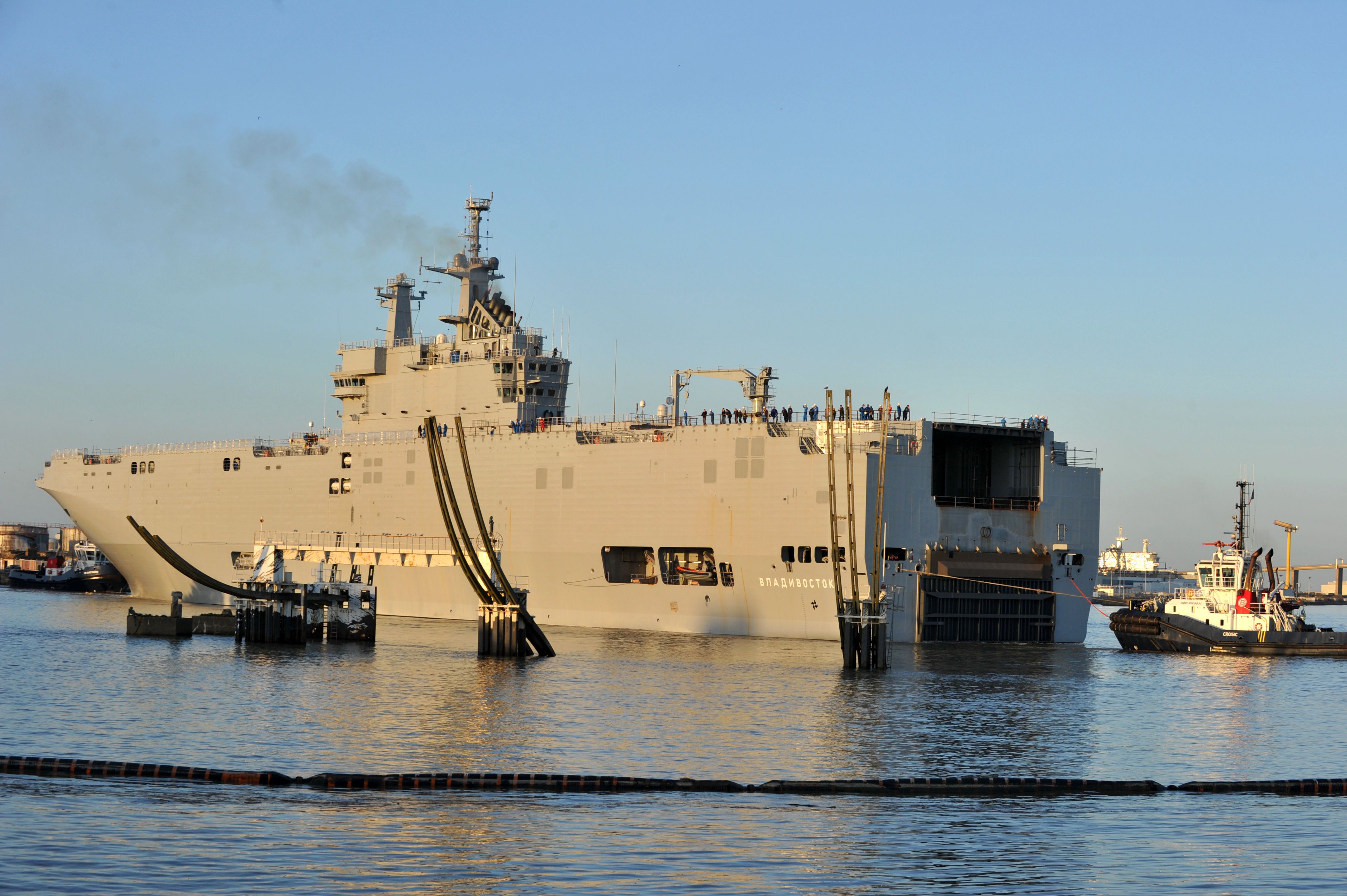 Franţa suspendă livrarea primei nave de război Mistral...