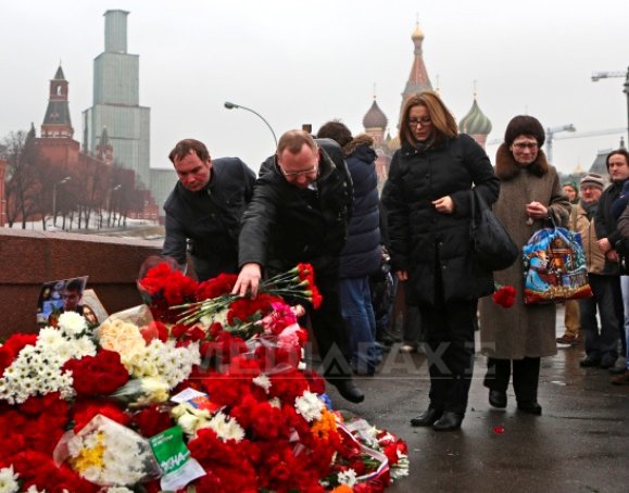 Mii de persoane la Moscova la un marş în memoria lui  Boris Nemţov, ucis vineri noapte