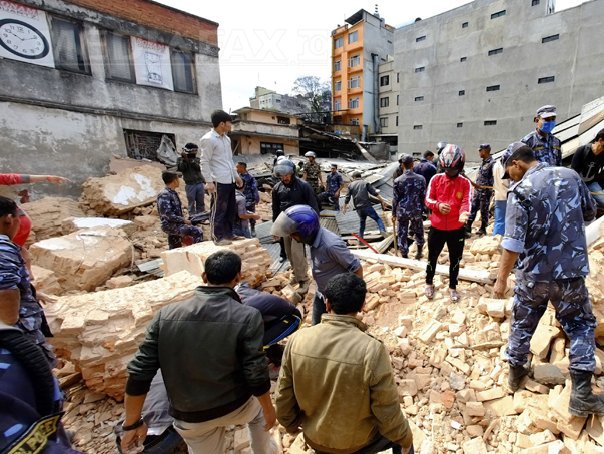 Guvernul decretează trei zile de doliu naţional după cutremurul din Nepal
