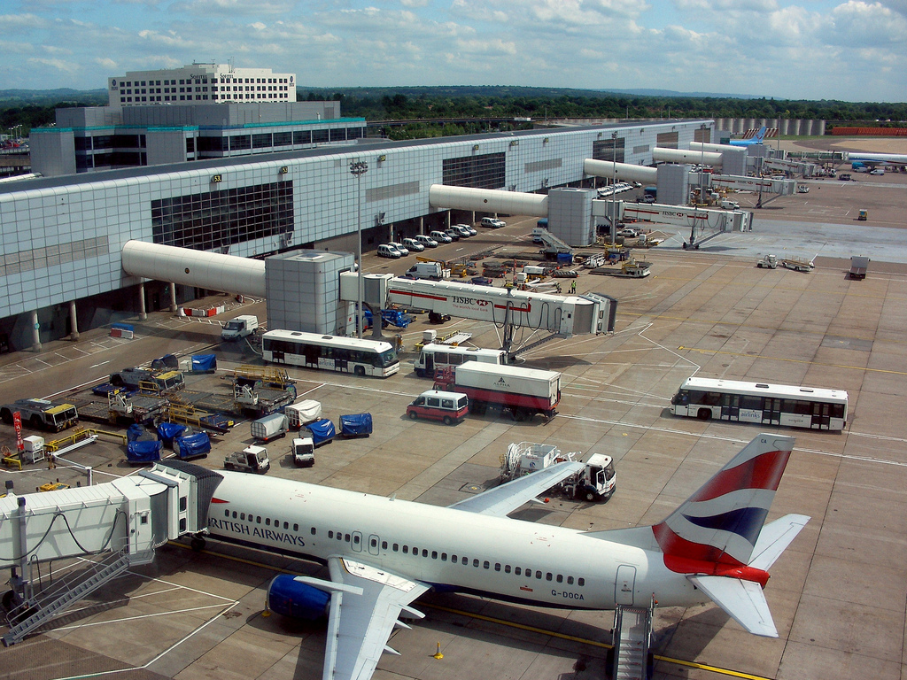 Un suspect de 18 ani, arestat pe un aeroport din Marea Britanie, pentru activităţi teroriste