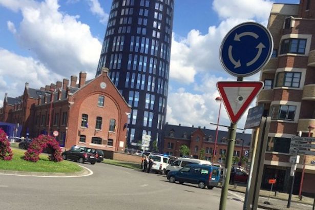 Doi ofiţeri de poliţie, atacaţi cu macete în Belgia de către un individ care striga "Allahu Akbar"