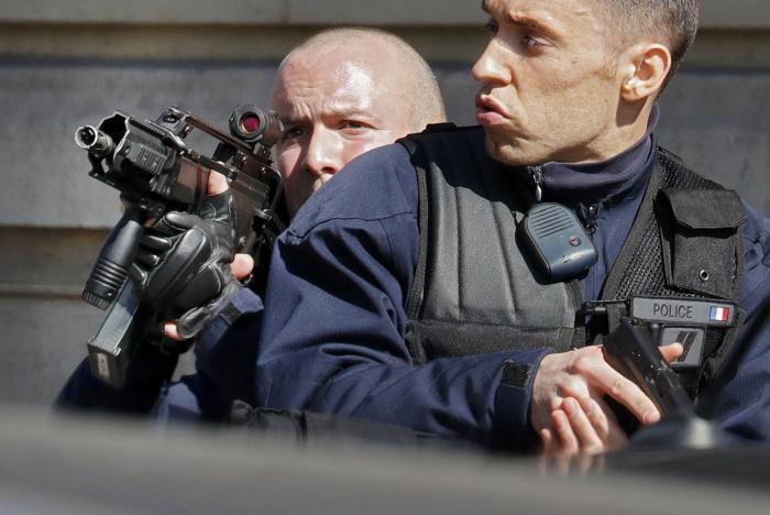 Un individ a ucis cu un cuţit două persoane în Paris