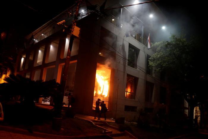Congresul din Paraguay, incendiat de protestatari care nu vor un nou mandat pentru preşedinte