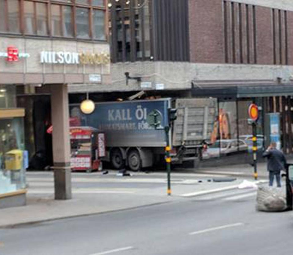 Autorul atacului cu camionul din Stockholm susţine că a urmat ordinele reţelei Stat Islamic