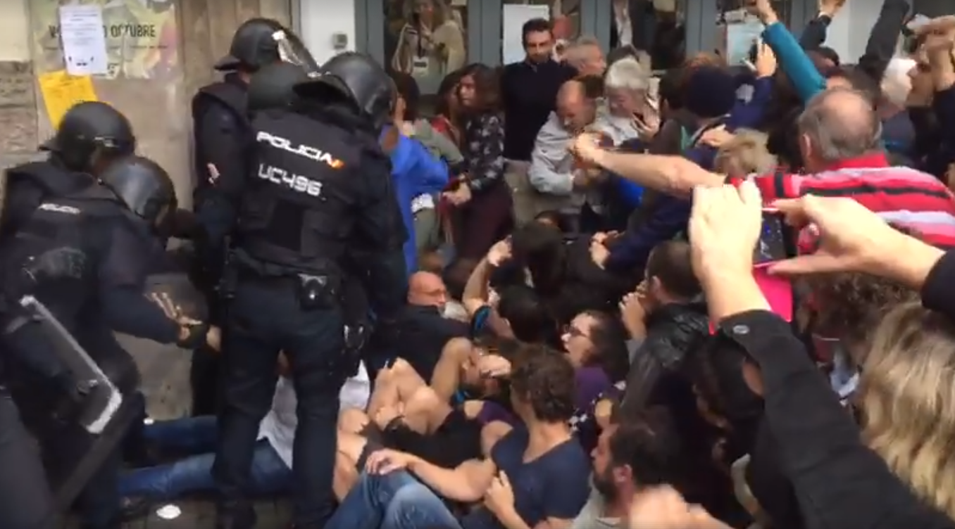 Bilanţul cutremurător al celor ciocnirilor violente dintre poliţie şi protestatari în Spania: Cel puţin 893 de răniţi