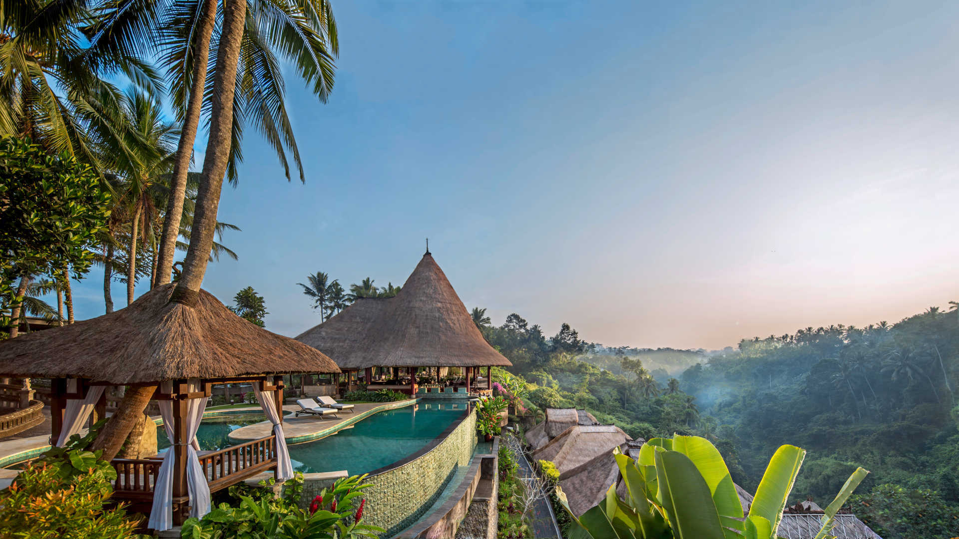 Nivel maxim de alertă în insula turistică Bali, în condiţiile în care erupţia vulcanului Anung este iminentă 