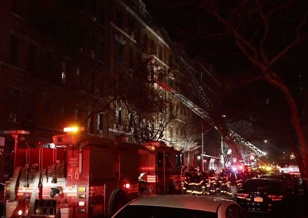 Cel puţin 12 persoane au murit în urma unui incendiu în cartierul Bronx din New York