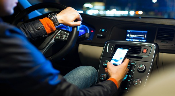 Decizie controversată: Franţa interzice şoferilor folosirea telefoanelor mobile în interiorul autovehiculelor 