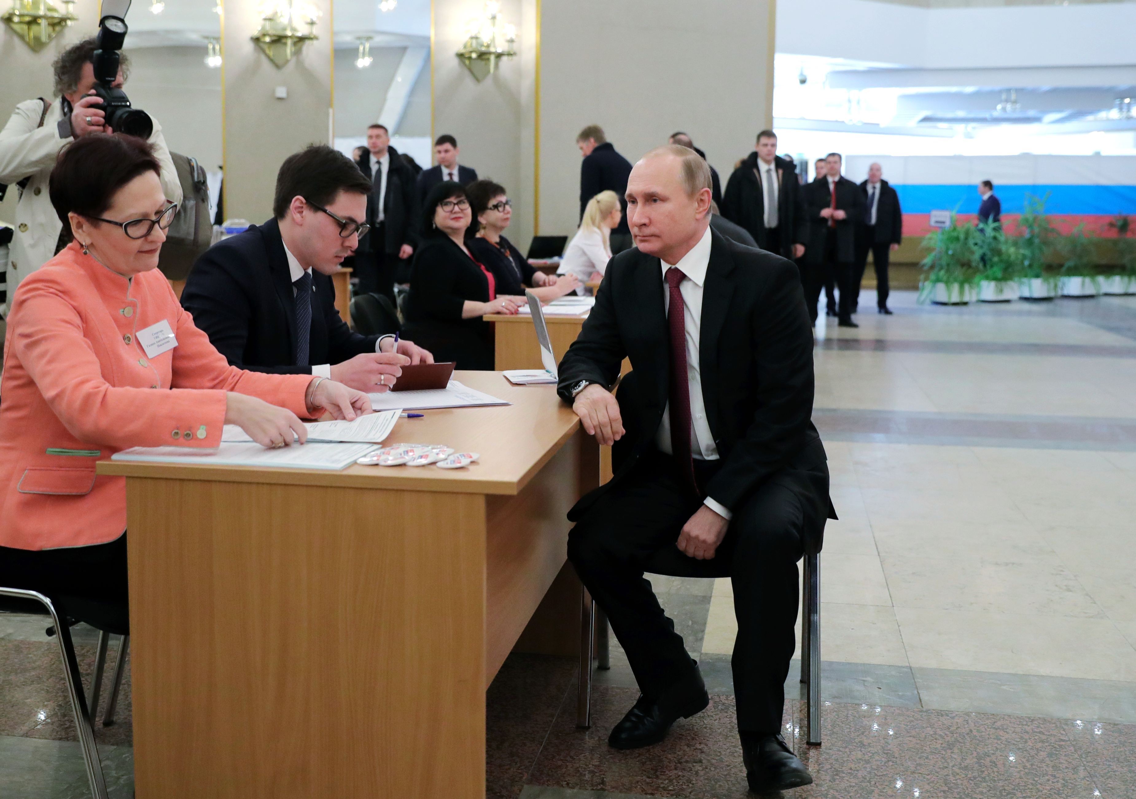 Vladimir Putin a fost reales din primul tur în funcţia de preşedinte al Rusiei, cu peste 70% din voturi 