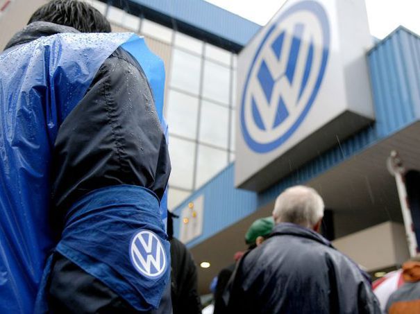 O nouă lovitură în scandalul Dieselgate: Procurorii fac noi percheziţii la sediul companiei VW în scandalul emisiilor 
