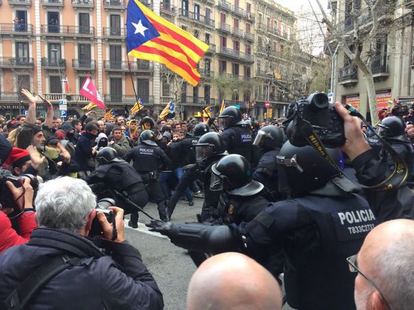 Peste 50 de răniţi în urma unor proteste în Barcelona după arestarea fostului lider catalan Carles Puigdemont 